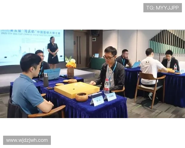 20251105棋牌乐辜梓豪与谢尔豪激战正酣精彩对决引发围棋迷热议